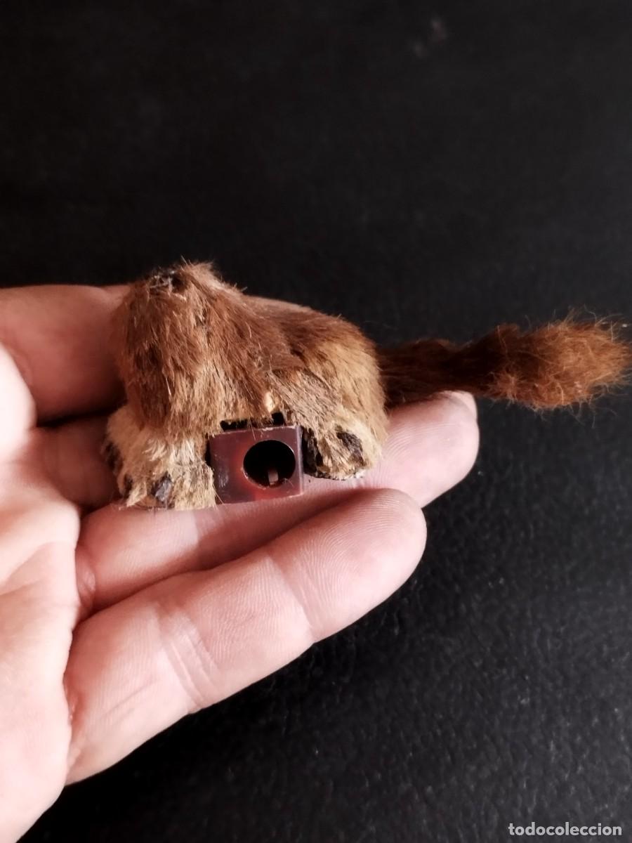 Escriban&iacute;a: Antiguo sacapuntas en forma de le&oacute;n, felino. Falta cabeza.