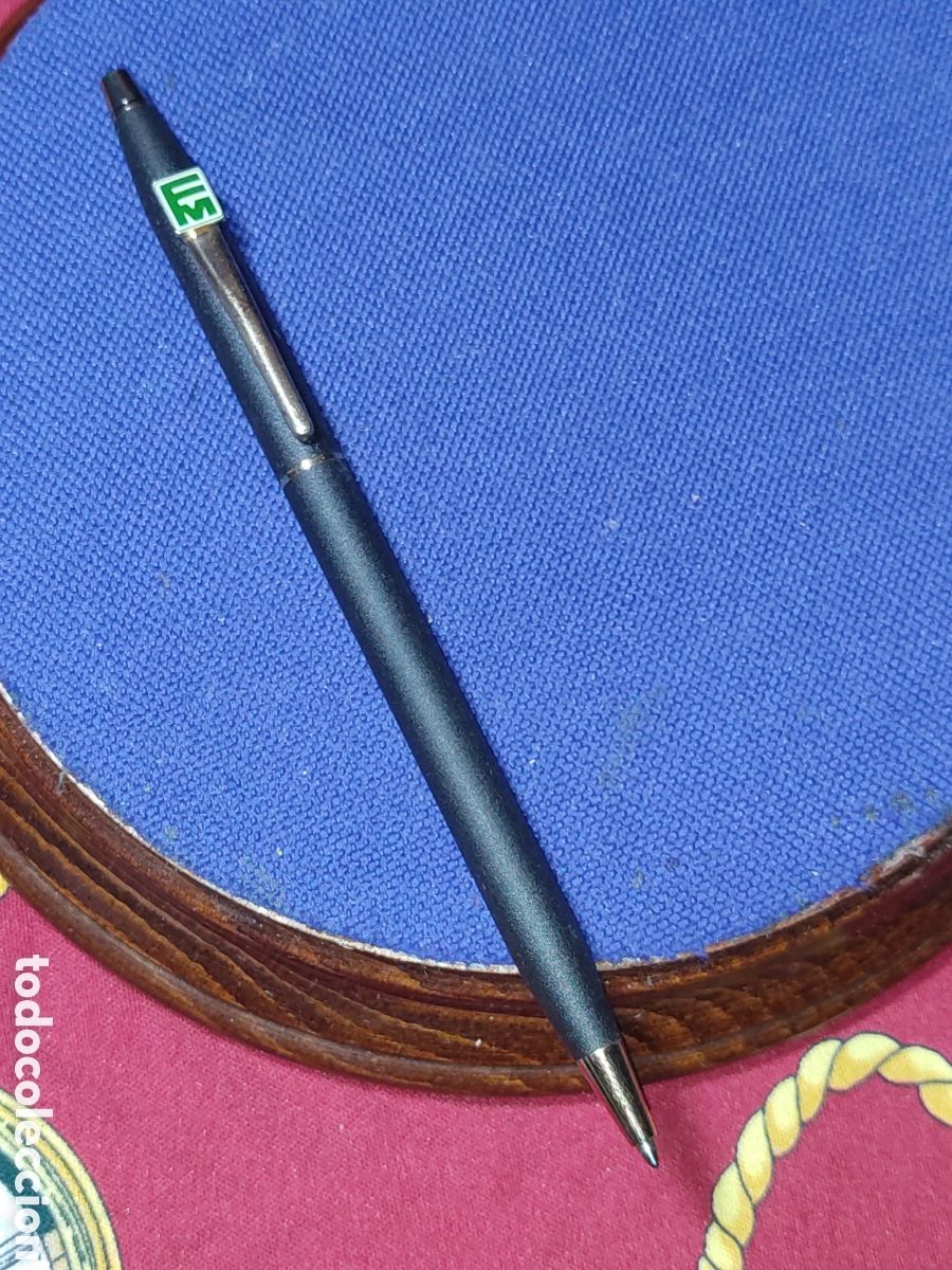 Escriban&iacute;a: Bol&iacute;grafo met&aacute;lico con esmalte mate.