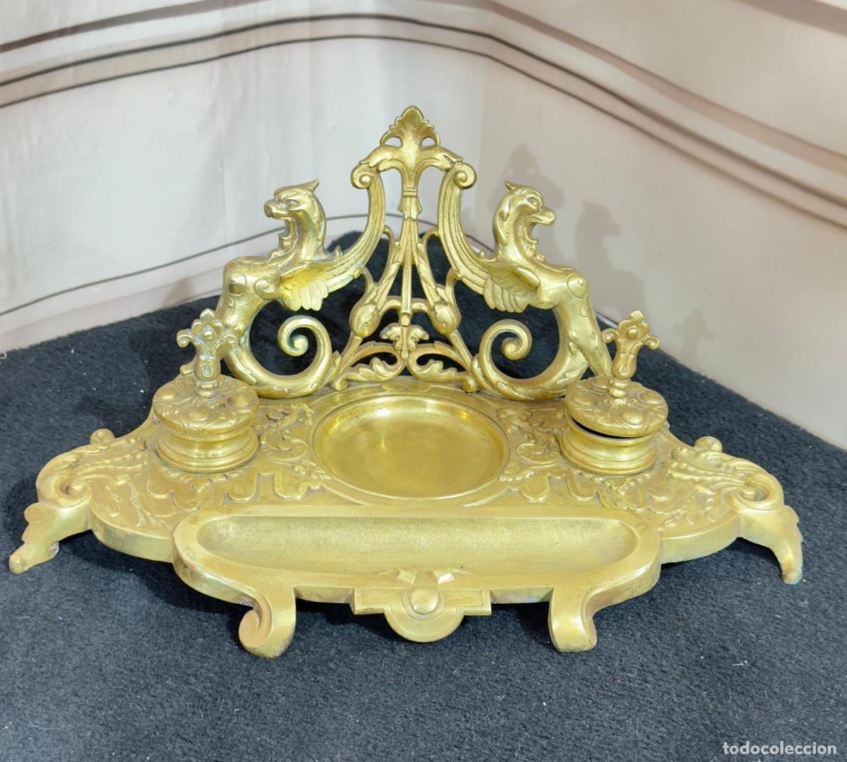 Escriban&iacute;a: Tintero escriban&iacute;a estilo Napole&oacute;n III en bronce dorado, periodo del siglo XIX