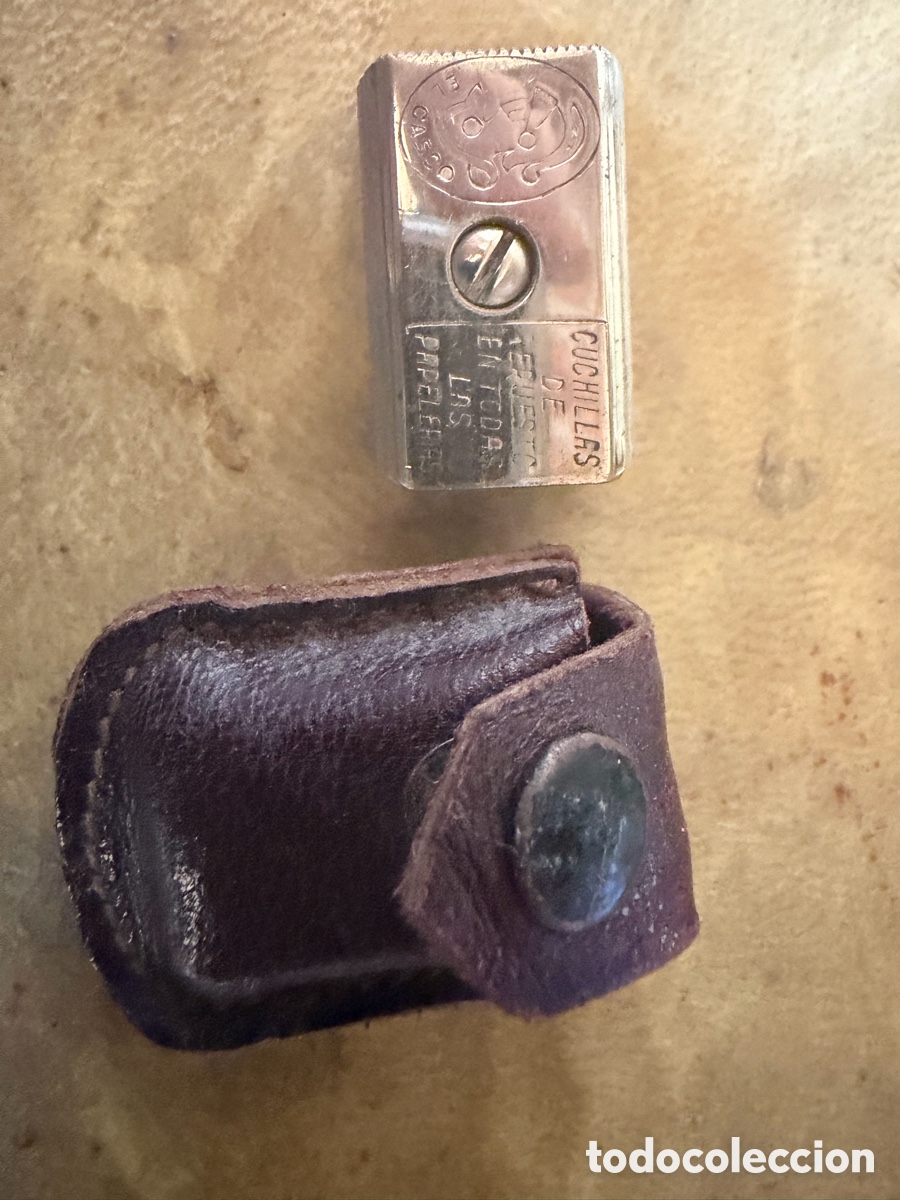 Escriban&iacute;a: ANTIGUO SACAPUNTAS EN ACERO, EL CASCO. MITAD DEL SG.XX.