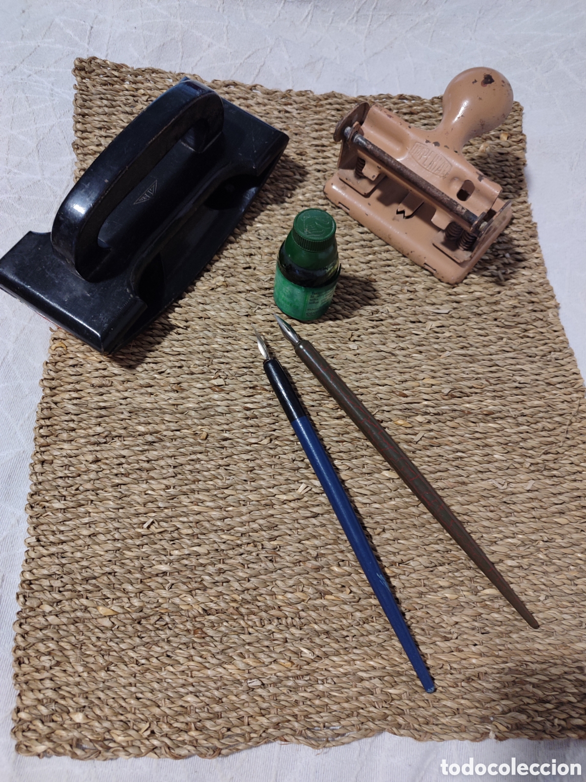 Writing Items: Conjunto escritorio antiguo: secante, plumines, tinta, taladradora metal.