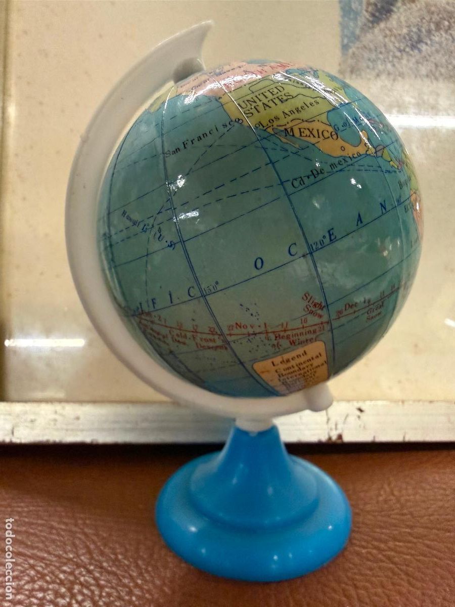 Escriban&iacute;a: Antiguo sacapuntas en forma de globo terraqueo. 14cms alto total