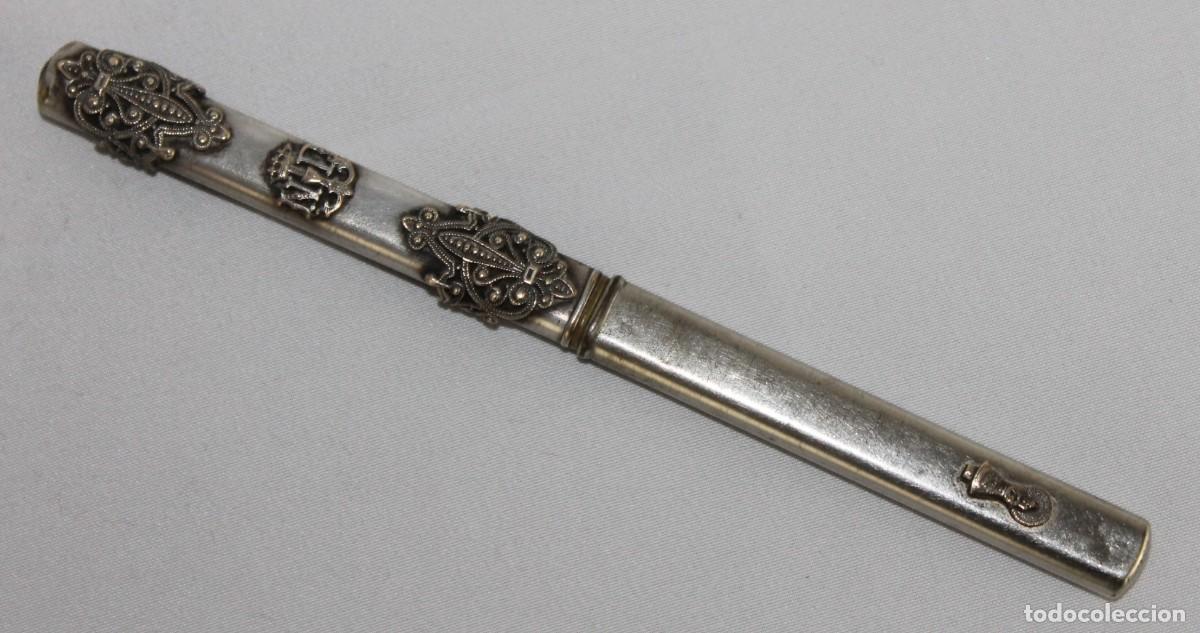 Escriban&iacute;a: Lapicero antiguo de metal plateado con imagen de la Virgen de Notre Dame de Lourdes