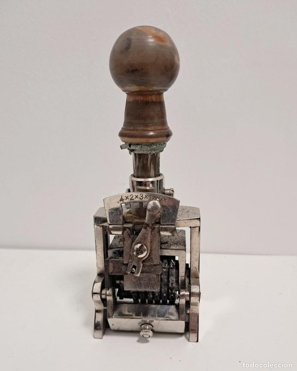 Escriban&iacute;a: Antiguo Numerador Autom&aacute;tico de Cuartel Militar con Caja Original - Mediados Siglo XX - Mec&aacute;nico