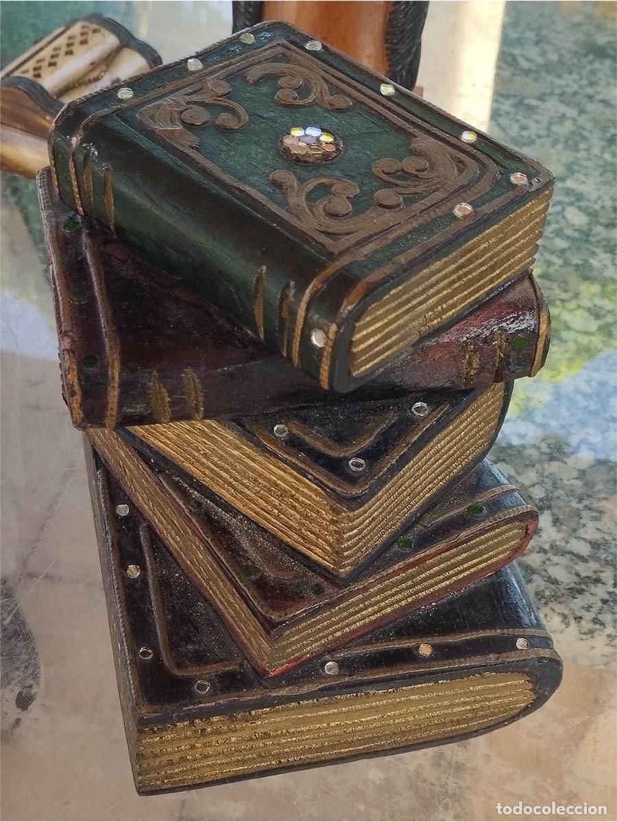 Escriban&iacute;a: APOYA LIBROS EN MADERA TALLADA PILA DE LIBROS MIDE 16 CM DE ALTO POR 15/12 EN LA BASE