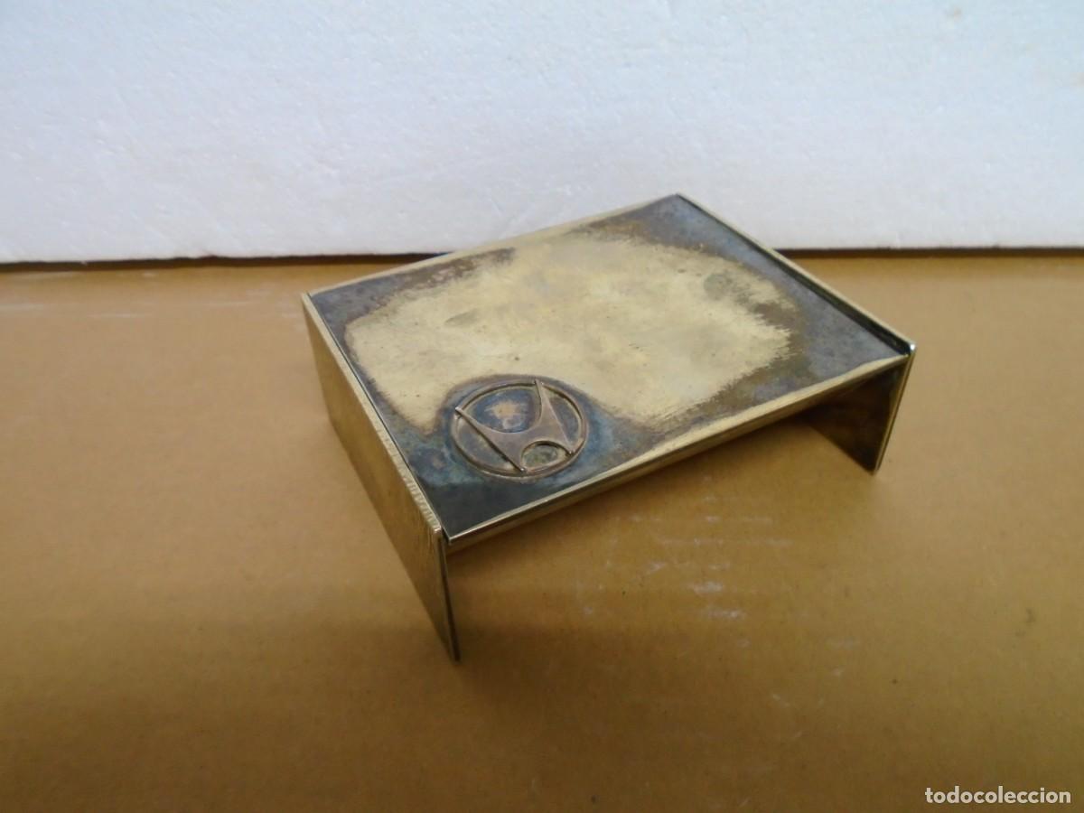 Escriban&iacute;a: VINTAGE CAJITA DE SOBREMESA,METAL PLATEADO/ ALPACA,PARA CIGARROS,SELLOS ,ETC..LOGO DE HONDA EN LA TA