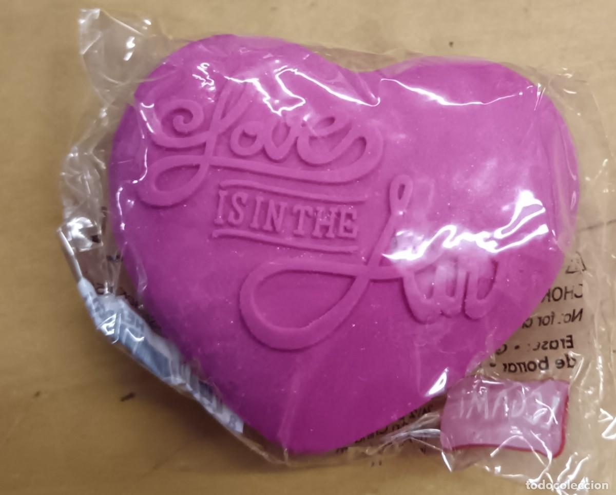 Escriban&iacute;a: GOMA DE BORRAR EN FORMA DE CORAZ&Oacute;N LOVE IS IN THE AIR 5 CM. DI&Aacute;METRO