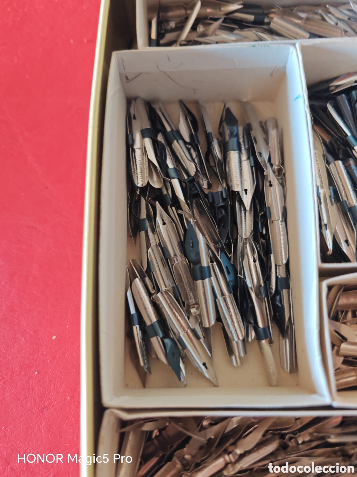 Escriban&iacute;a: Caja con plumillas de varios modelos - Foto 2