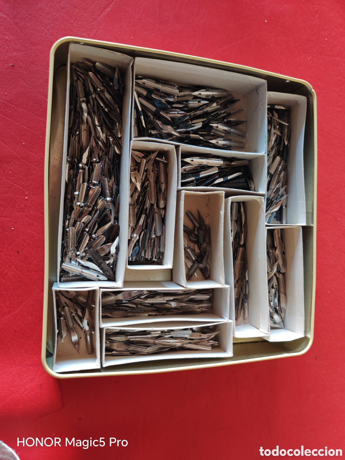 Escriban&iacute;a: Caja con plumillas de varios modelos - Foto 1