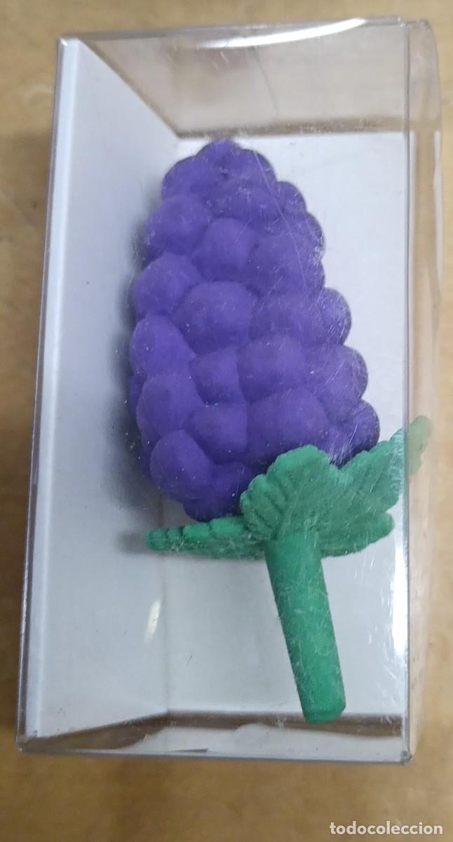 Escriban&iacute;a: GOMA DE BORRAR EN FORMA DE RACIMO DE UVAS EN CAJA 6 CM. ALTURA