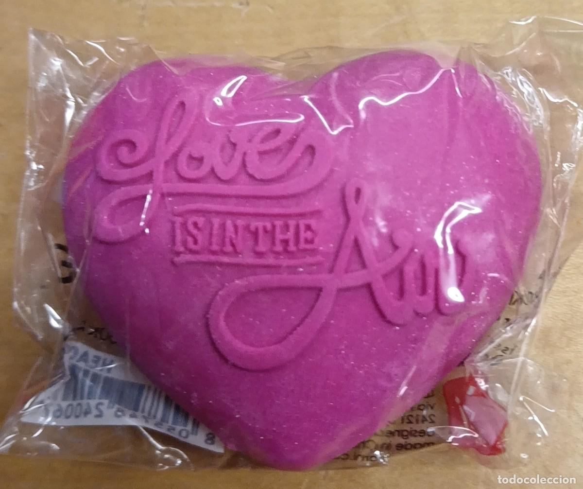 Escriban&iacute;a: GOMA DE BORRAR EN FORMA DE CORAZ&Oacute;N LOVE IS IN THE AIR 5 CM. DI&Aacute;METRO