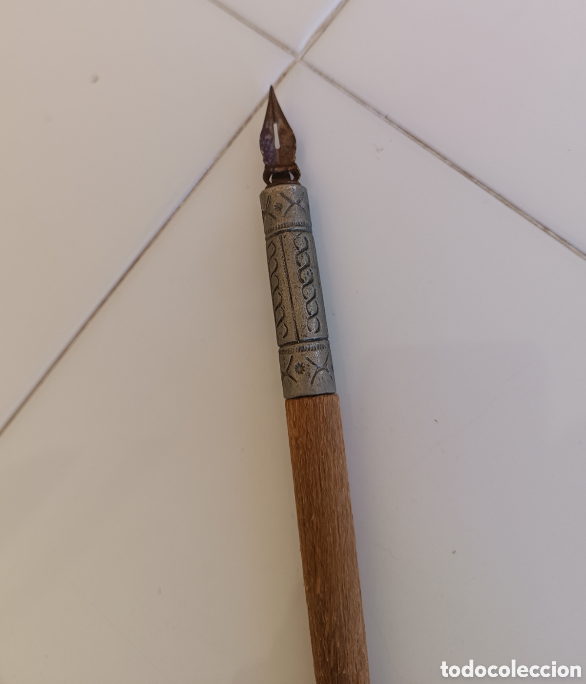 Escriban&iacute;a: PALILLERO con PLUM&Iacute;N, pluma, en madera y detalles met&aacute;licos ornamentados.