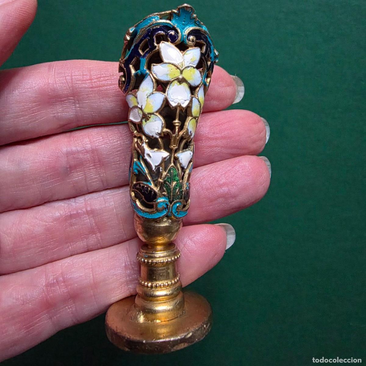 Escriban&iacute;a: Antiguo Sello de lacre de escritorio dorado con decoraci&oacute;n de esmalte Francia XIX
