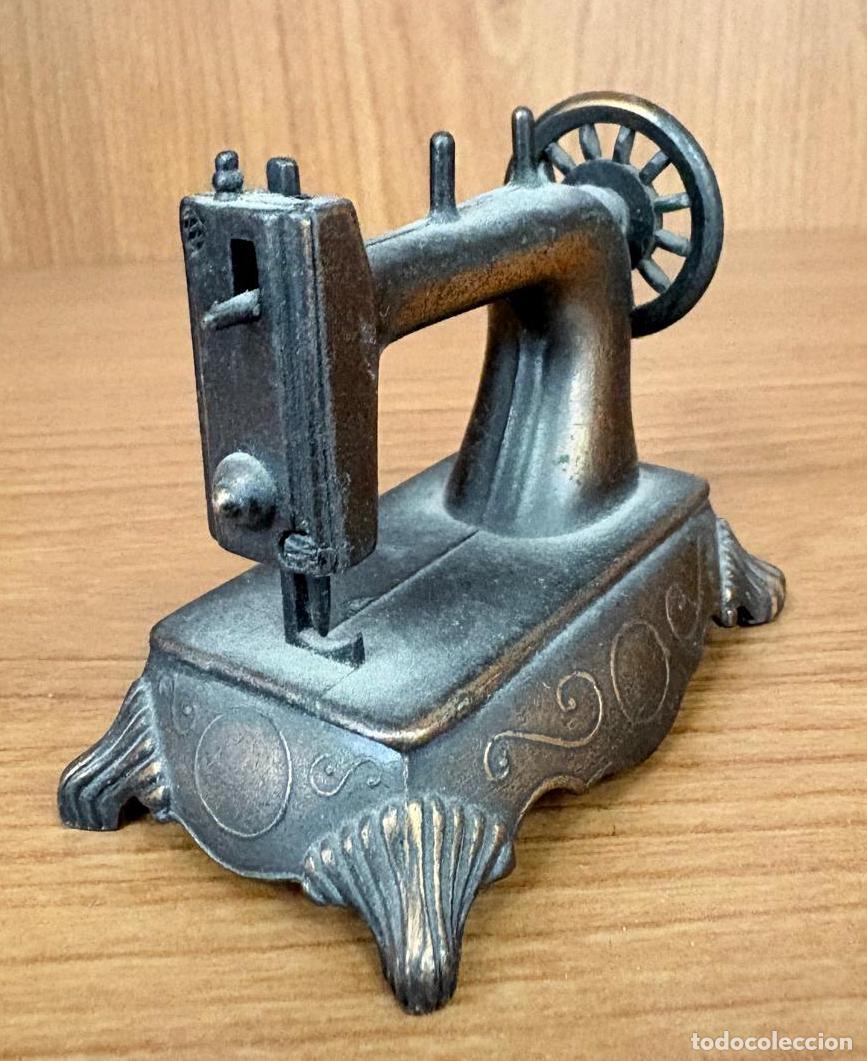 Escriban&iacute;a: SACAPUNTAS PLAYME CON M&Aacute;QUINA DE COSER MET&Aacute;LICA. A&Ntilde;OS 70