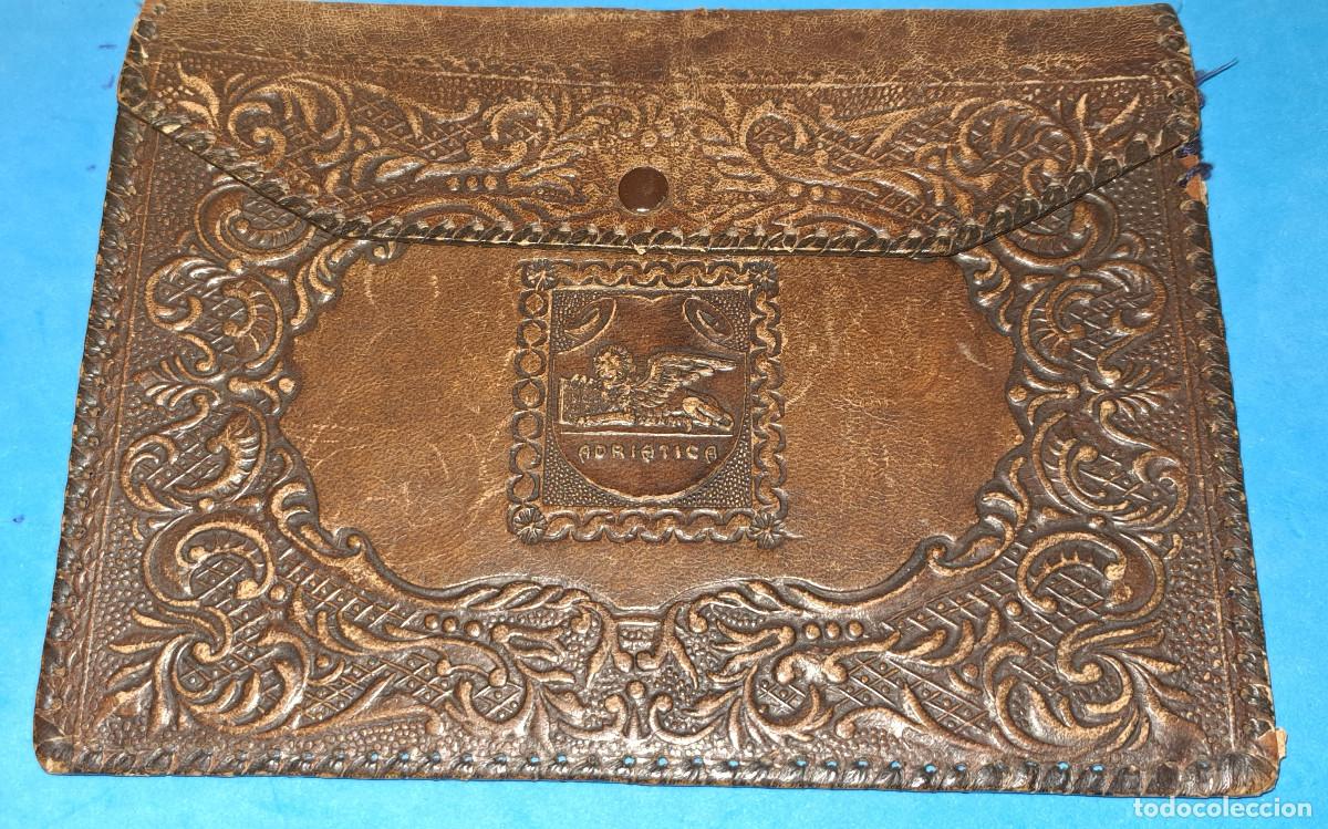 Escriban&iacute;a: CARTERA CUERO REPUJADO DE ADRI&Aacute;TICA SEGUROS - Medidas; 21 x 15 cms.