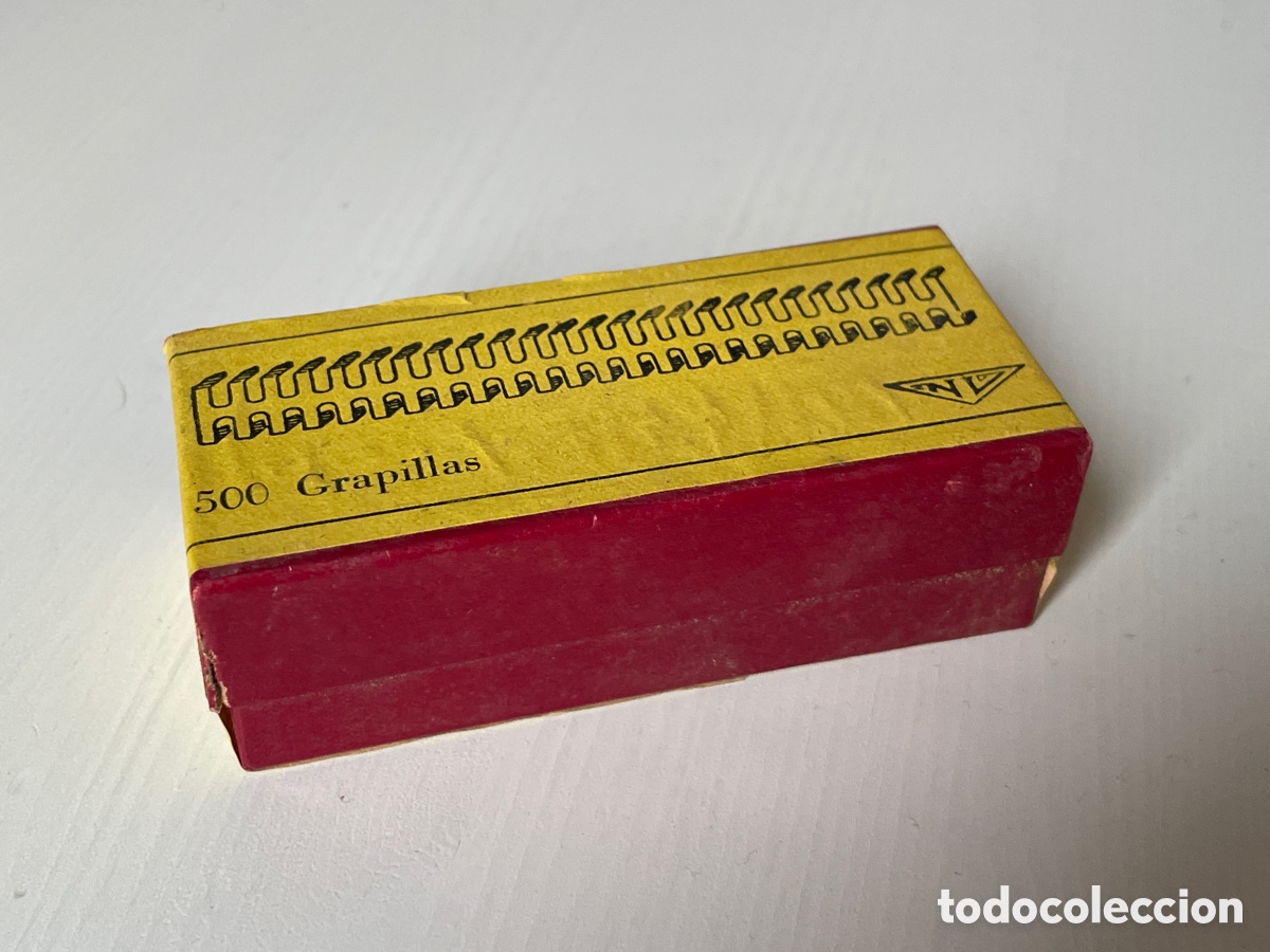 Escriban&iacute;a: Caja de 500 grapillas. Marca Caja de 500 gravillas. Marca NV. A&ntilde;os 40. Original, sin abrir.