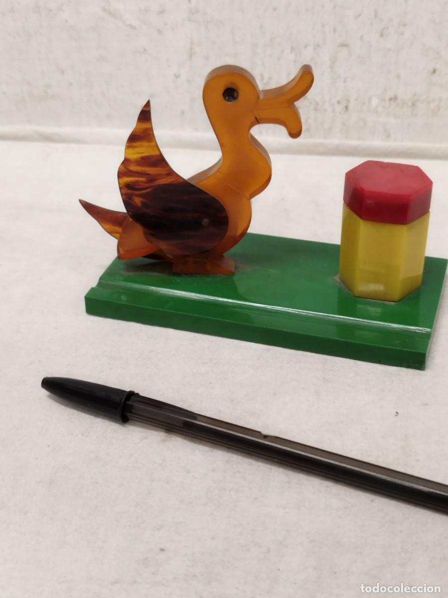 Escriban&iacute;a: Antiguo tintero reposa plumas, pluma estilogr&aacute;fica. Con figura de un pato. Tipo Art Deco.
