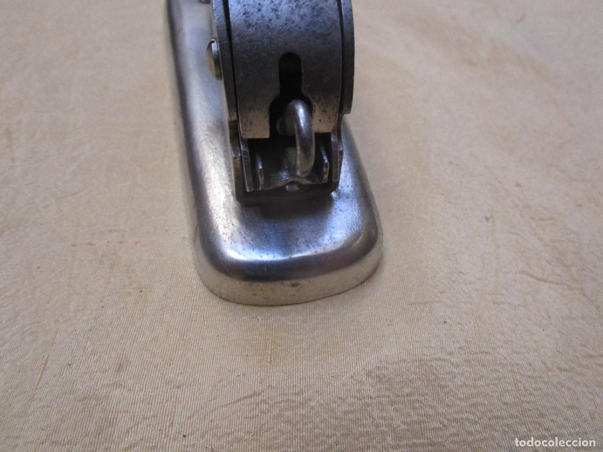 Escriban&iacute;a: GRAPADORA DE SOBREMESA MARCA &rdquo; FLECHA &rdquo; 12CM CROMADA 240GR FUNCIONANDO. + INFO - Foto 4