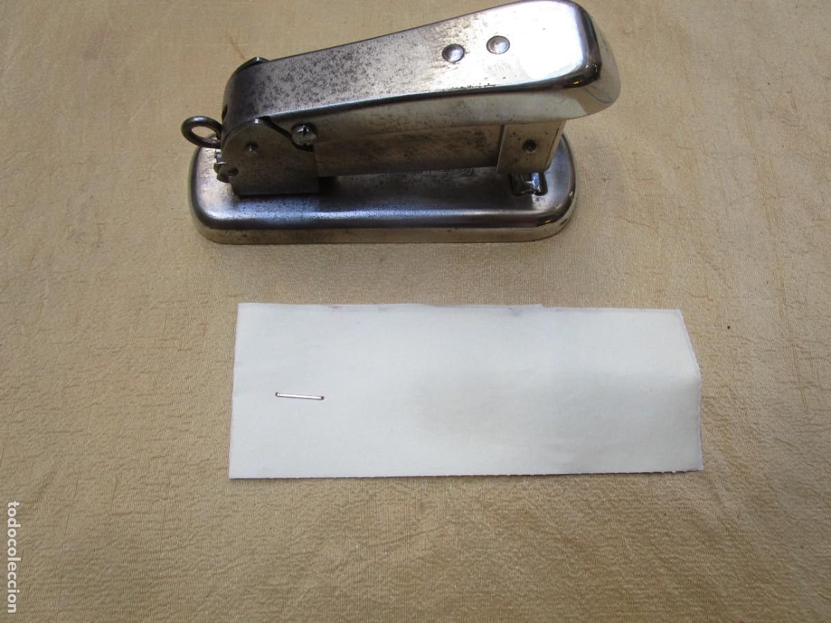 Escriban&iacute;a: GRAPADORA DE SOBREMESA MARCA &rdquo; FLECHA &rdquo; 12CM CROMADA 240GR FUNCIONANDO. + INFO - Foto 1
