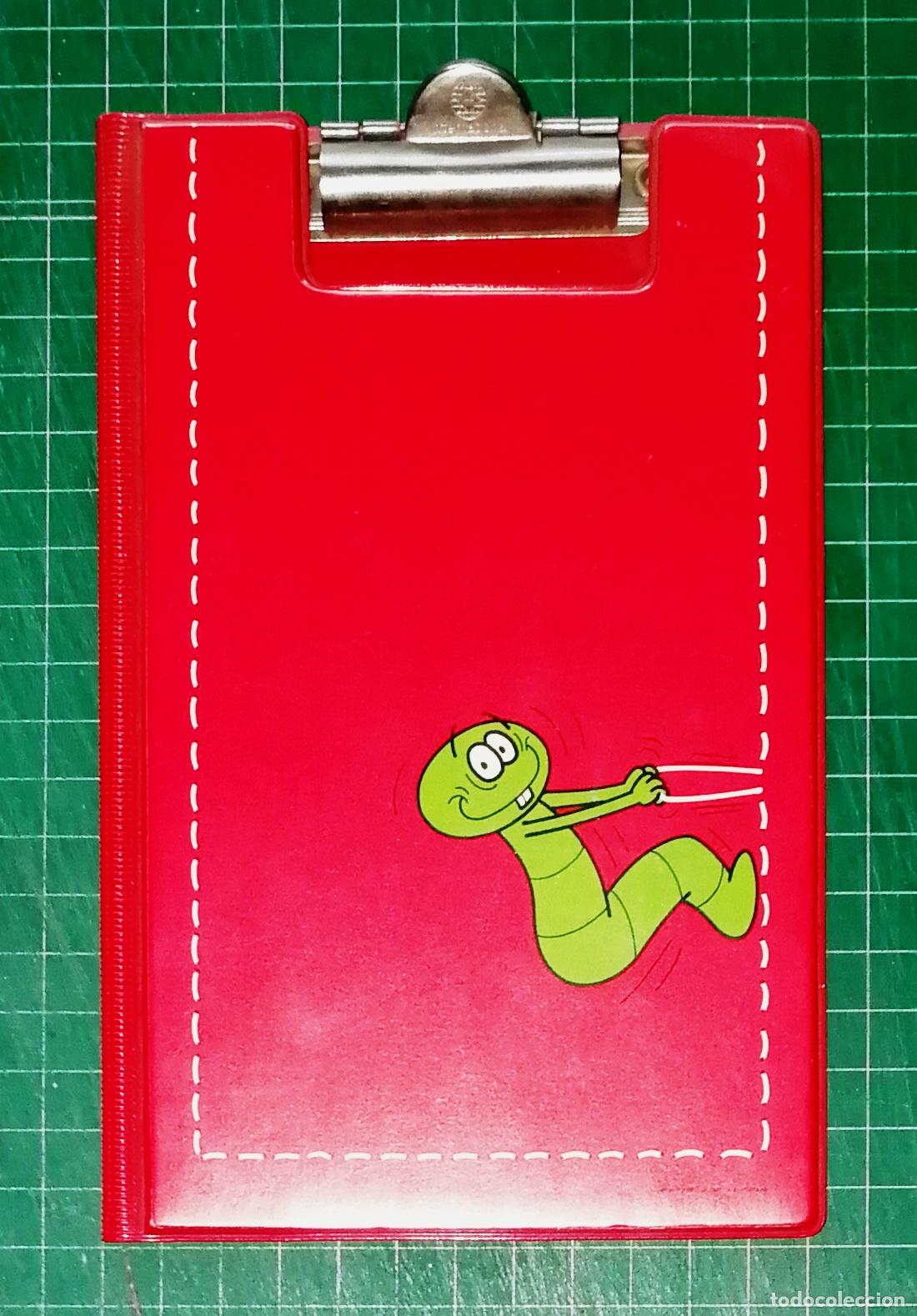 Escriban&iacute;a: CARPETA PL&Aacute;STICO PINZA CLIP METAL BUSQUETS. ROJO. DIBUJO GUSANO. REF. 20.28.051. - 1981. - 19x12 cm