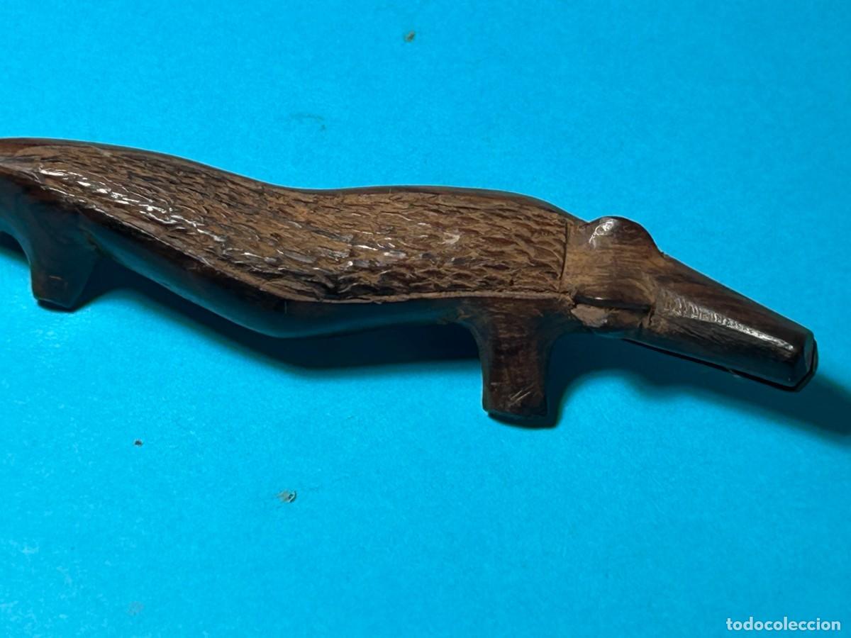 Escriban&iacute;a: ABRECARTAS DE MADERA TALLADO A MANO CON FORMA DE COCODRILO - Foto 2