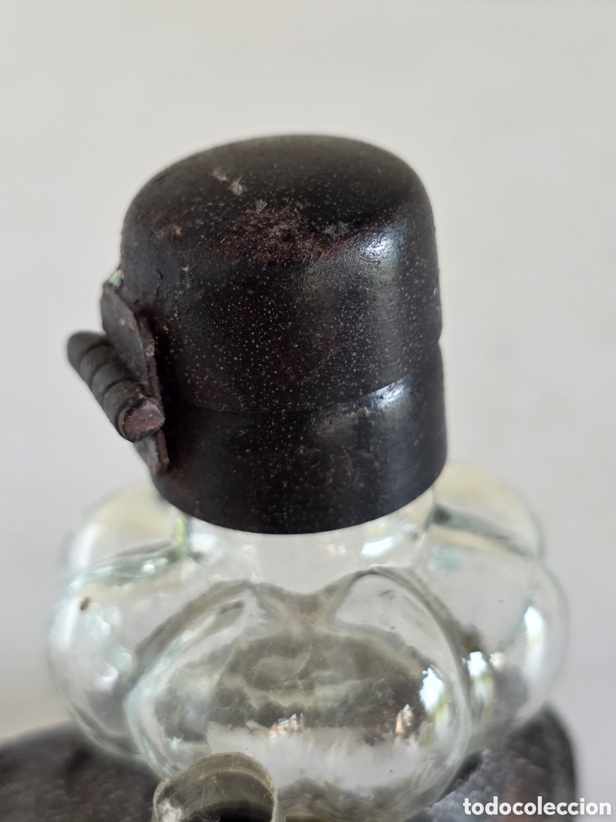 Escriban&iacute;a: Antiguo y Peque&ntilde;o Tintero de Metal, Cristal y Baquelita - Decoraci&oacute;n Escritorio