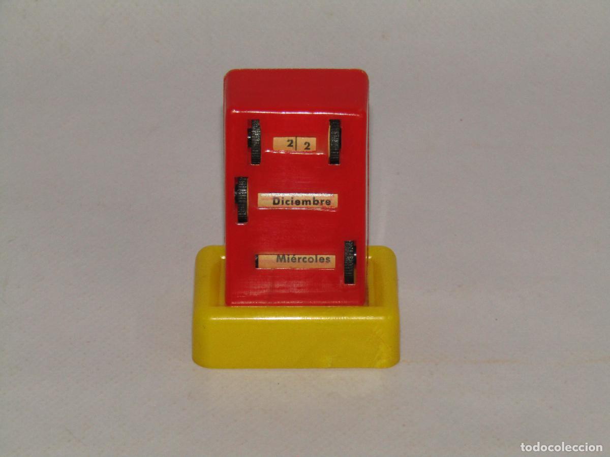 Escriban&iacute;a: Antiguo Sacapuntas con Calendario Perpetuo en Pl&aacute;stico Cristalino A&ntilde;o 1950-60s.