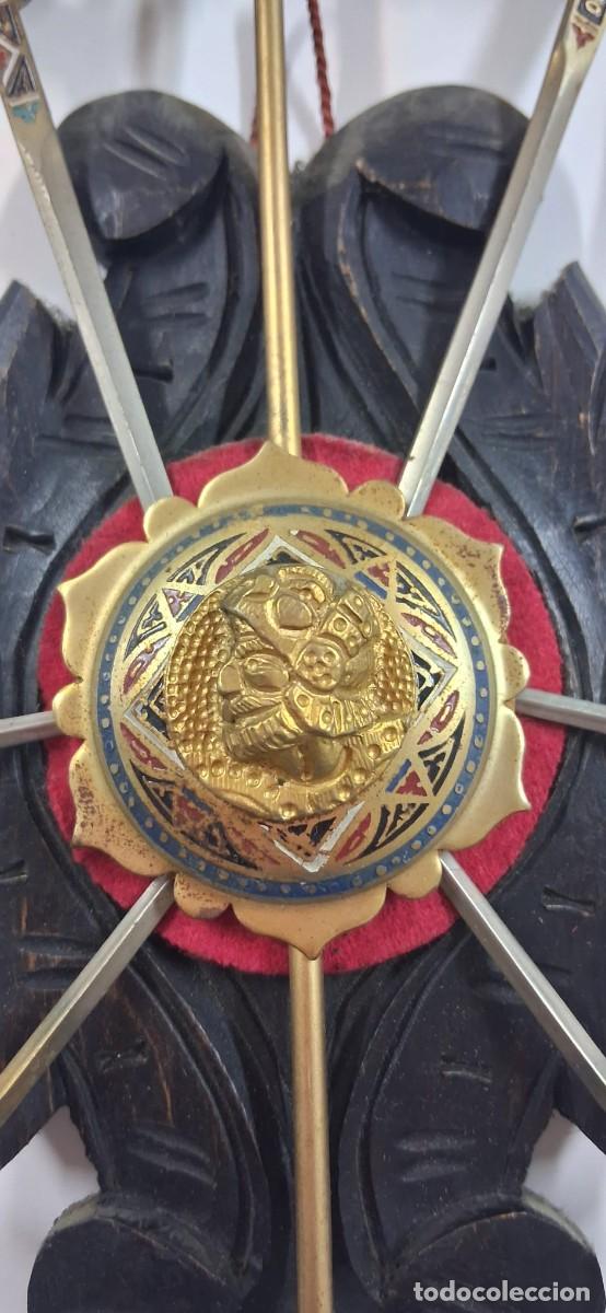 Escriban&iacute;a: Antiguo Panoplia de Pared Toledo &mdash; Escudo de Madera con Espadas Miniatura Abrecartas Vintage