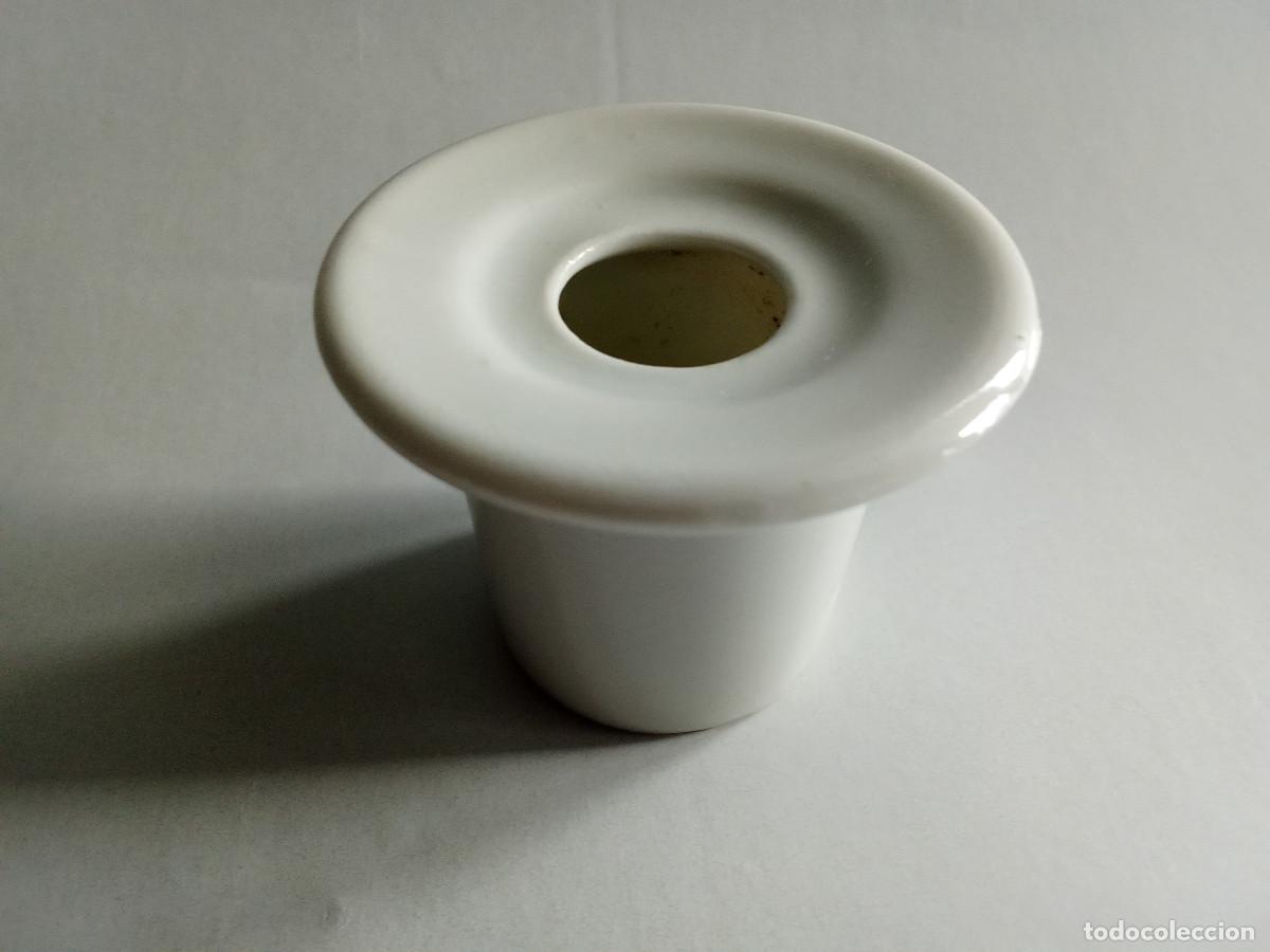 Escriban&iacute;a: Antiguo tintero de pupitre en porcelana