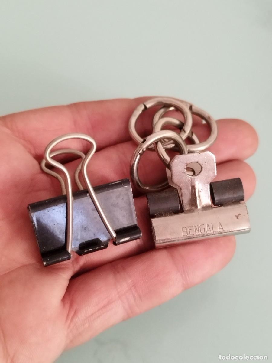 Escriban&iacute;a: Dos pinzas sujetapapeles met&aacute;licas. Binder clips o pinzas plegables de oficina. Una Bengala.