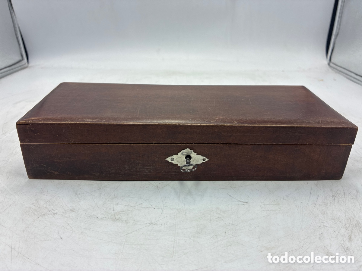 Escriban&iacute;a: Antiguo plumier de madera con llave.