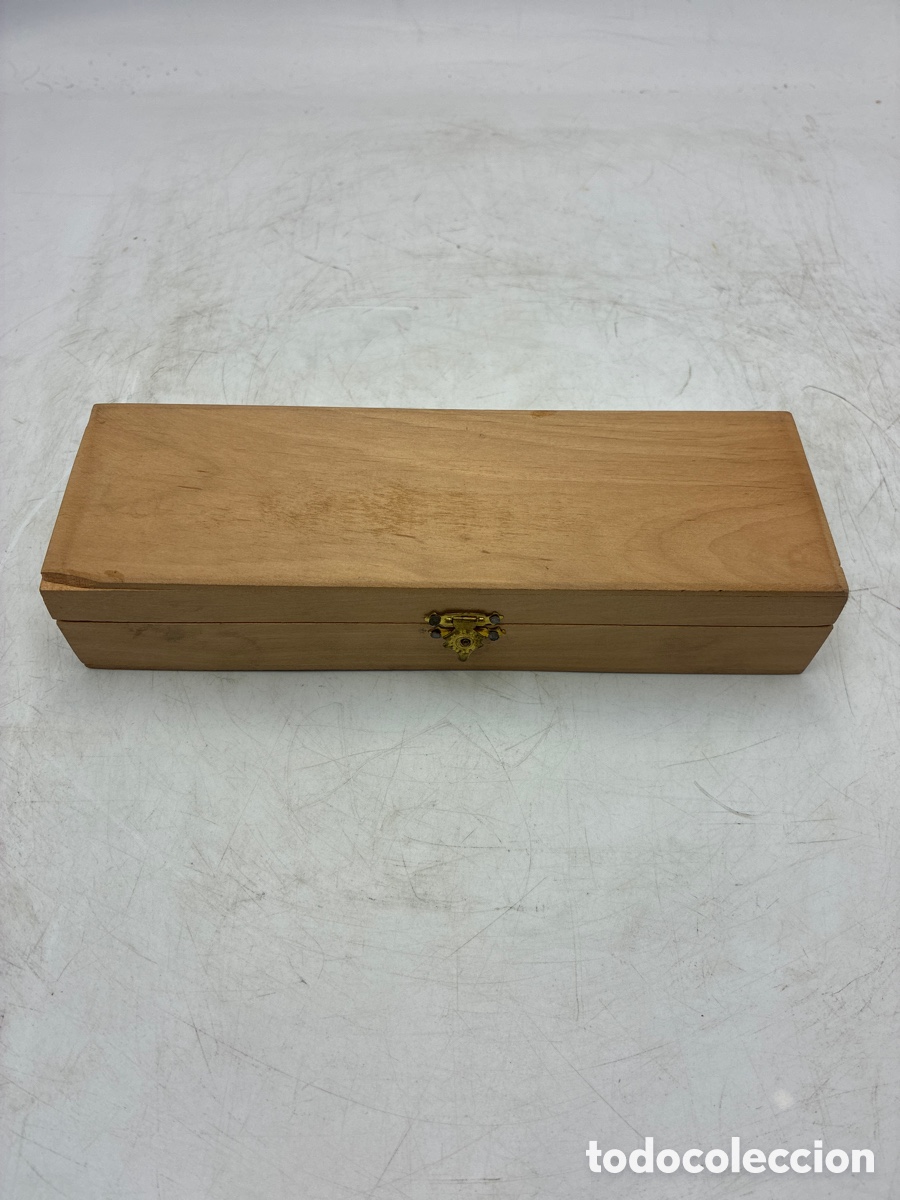 Escriban&iacute;a: Plumier de madera peque&ntilde;o.