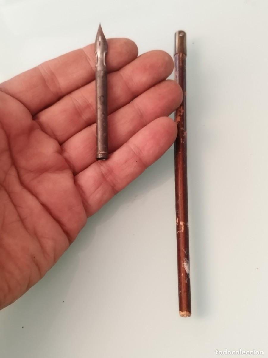 Escriban&iacute;a: Antiguo palillero o portaplumas antiguo y plumilla con parte de palillero en bronce o lat&oacute;n.