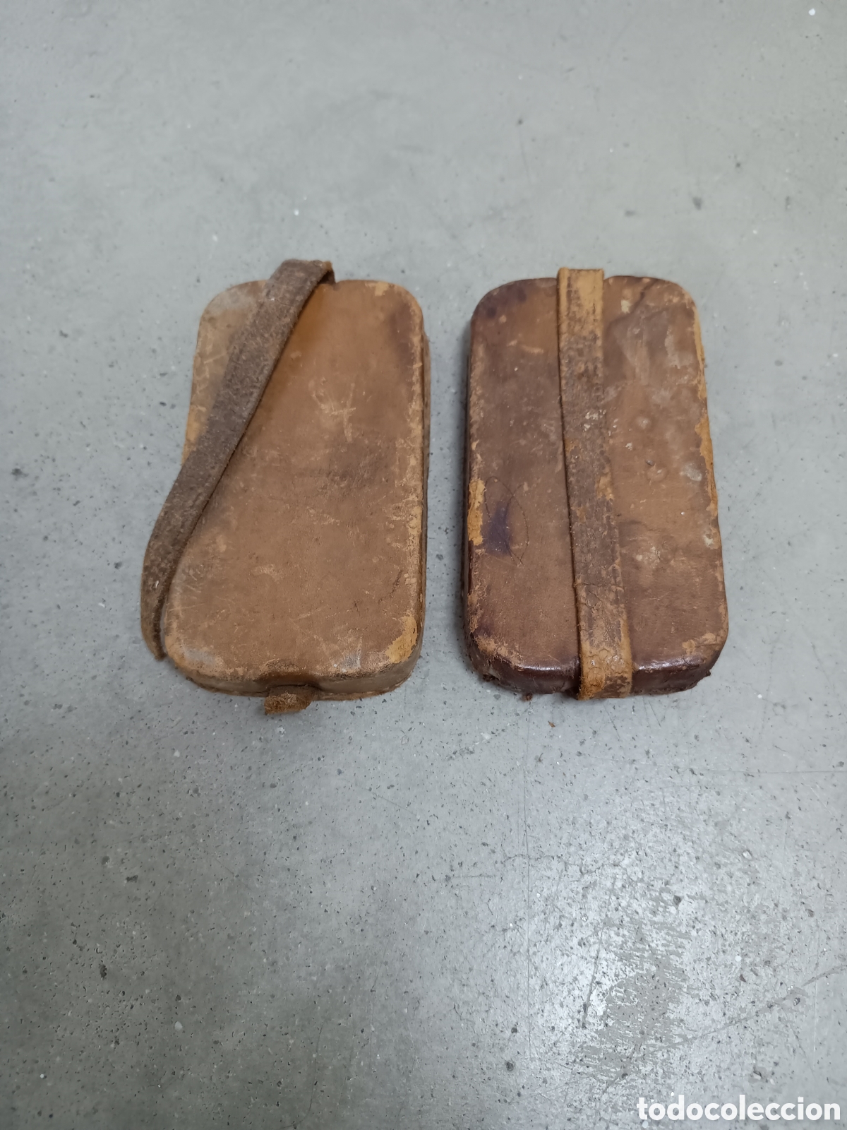 Writing Items: 2 ANTIGUOS PISAPAPELES DE PLOMO Y CUERO DE 1KG CADA UNO - 11,5x 6,5cm
