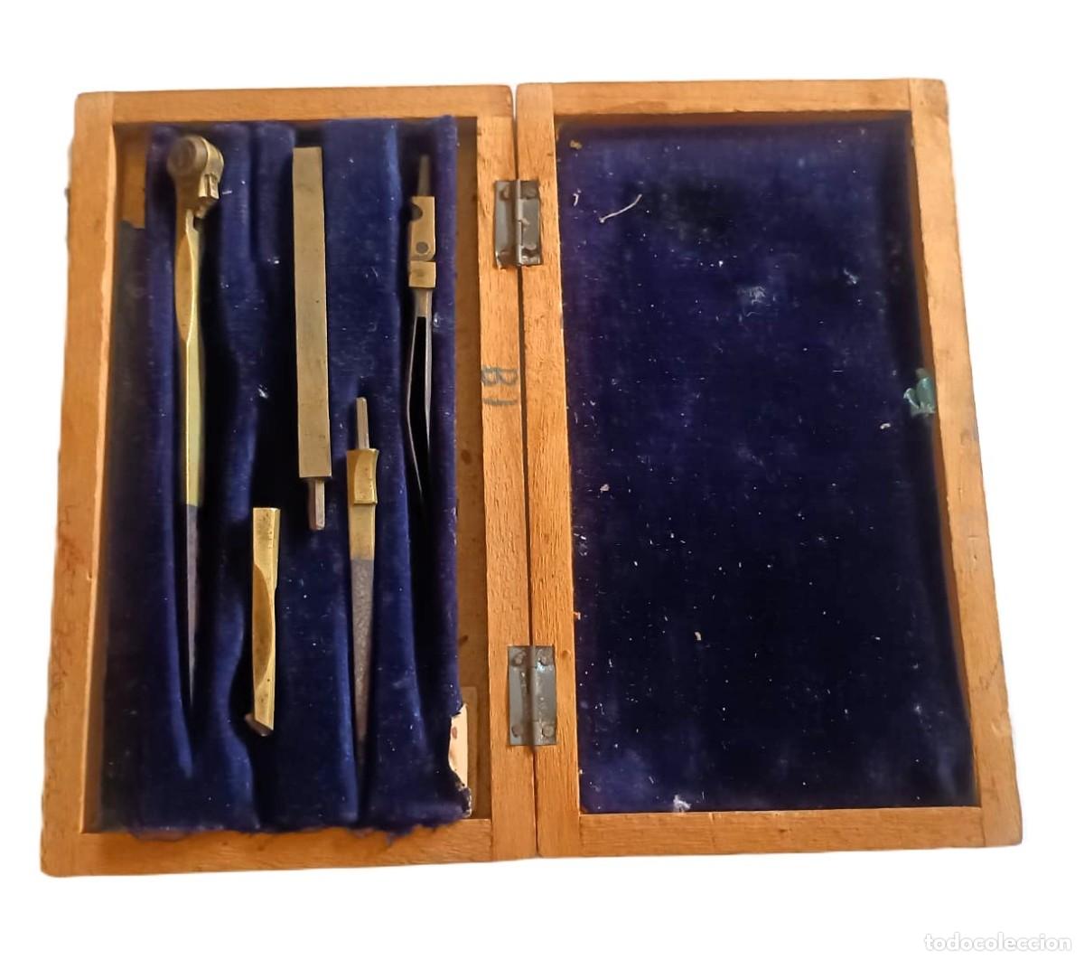 Escriban&iacute;a: Antigua caja de madera con juego de dibujo t&eacute;cnico o estuche de compases.