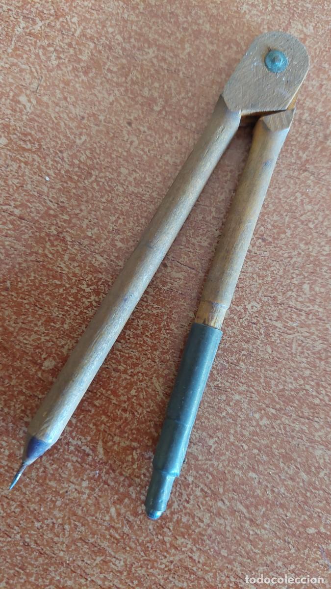 Escriban&iacute;a: Antiguo compas de escuela en madera