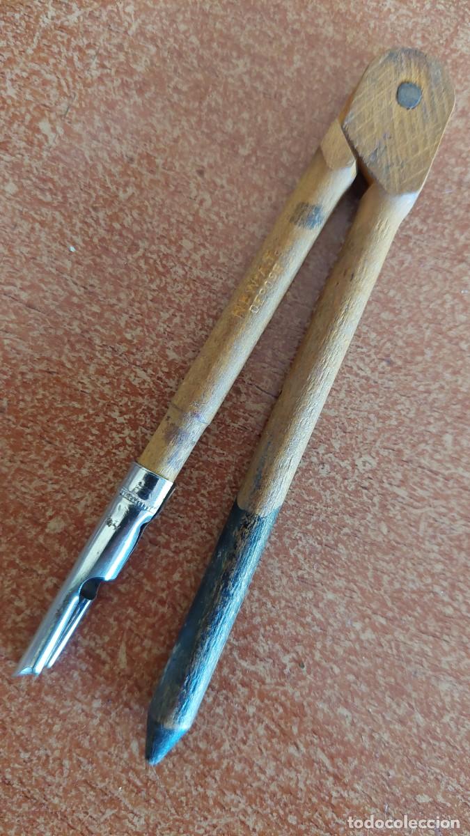 Escriban&iacute;a: Antiguo compas de escuela en madera