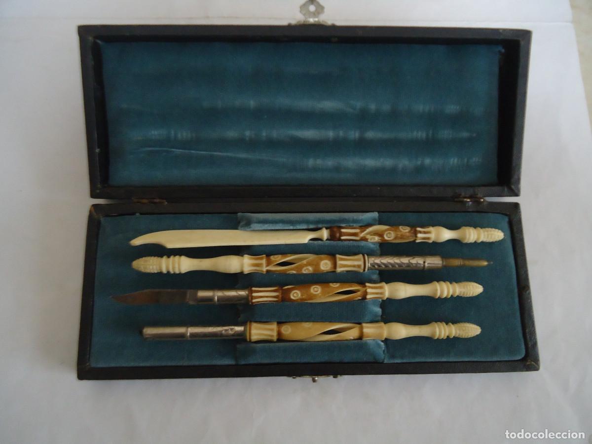 Schreibwaren: ESTUCHE CONTENIENDO 4 ELEMENTOS DE ESCRIBANIA TALLADOS EN HUESO DE COLORES. RARO. NUEVO. -- 25