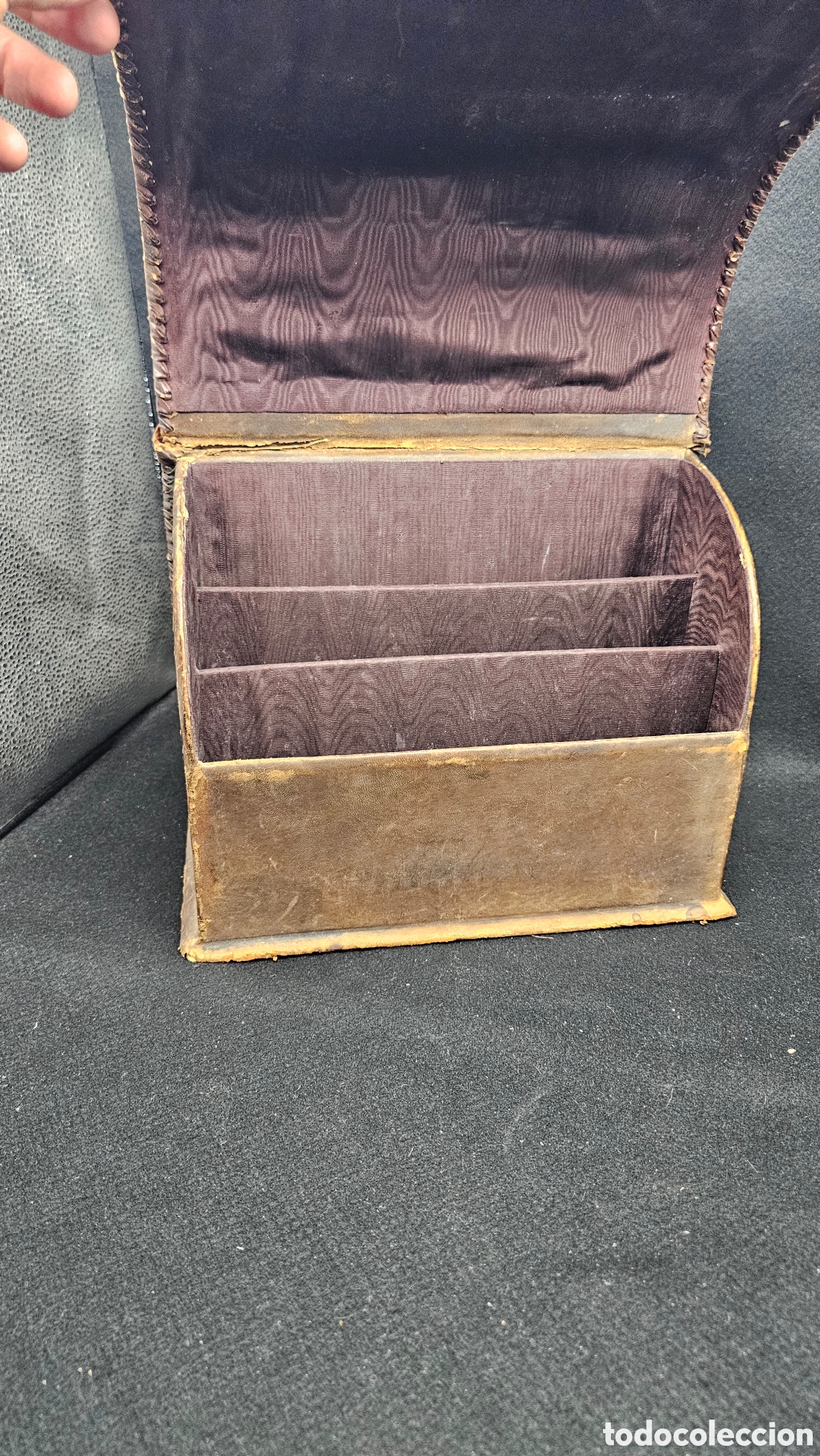 Escriban&iacute;a: Antiguo guarda cartas de cuero repujado