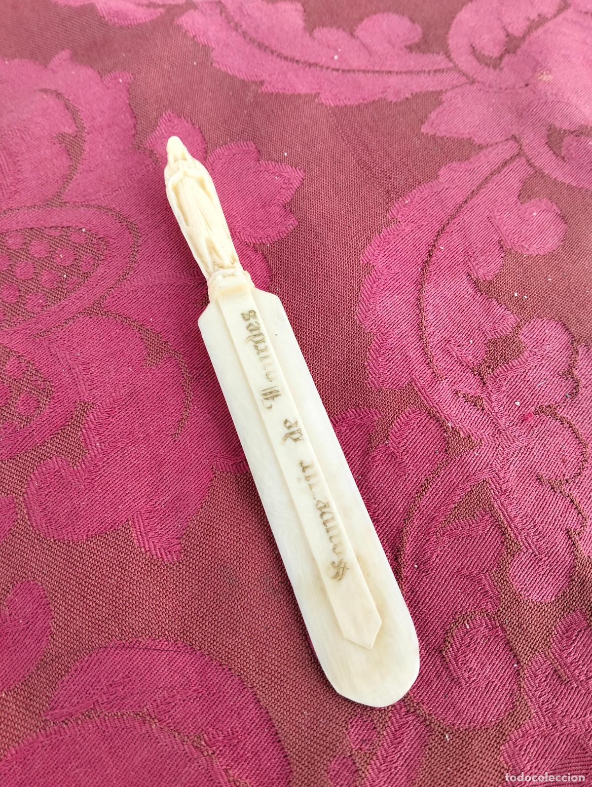 Escriban&iacute;a: Antiguo abrecartas de hueso o marfil color blanco beige abre-cartas souvenir de Lourdes Virgen S.XX