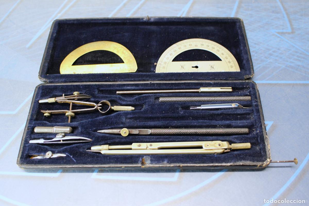 Escriban&iacute;a: Antigua caja de comp&aacute;s.