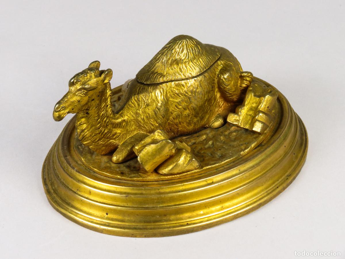 Escriban&iacute;a: Tintero bronce dorado camello siglo XIX