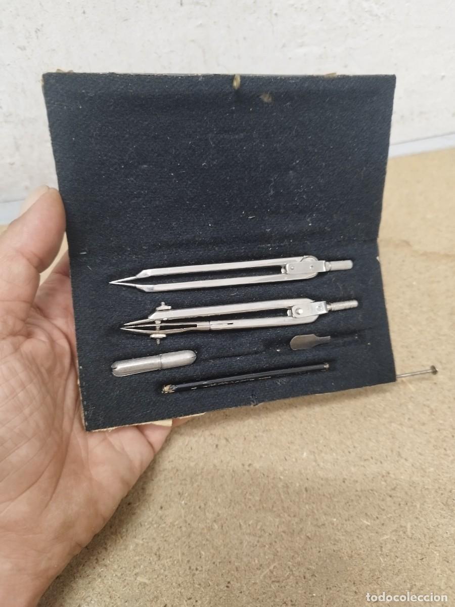 Escriban&iacute;a: Antiguo conjunto o juego de compases, instrumentos de dibujo t&eacute;cnico.