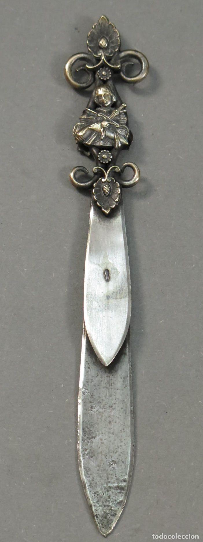 Escriban&iacute;a: ABRECARTAS. JUANA DE ARCO. METAL PLATEADO. SIGLO XIX