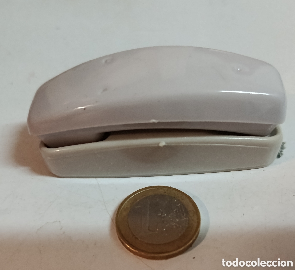 Escriban&iacute;a: Sacapuntas con forma de tel&eacute;fono fijo, sin usar