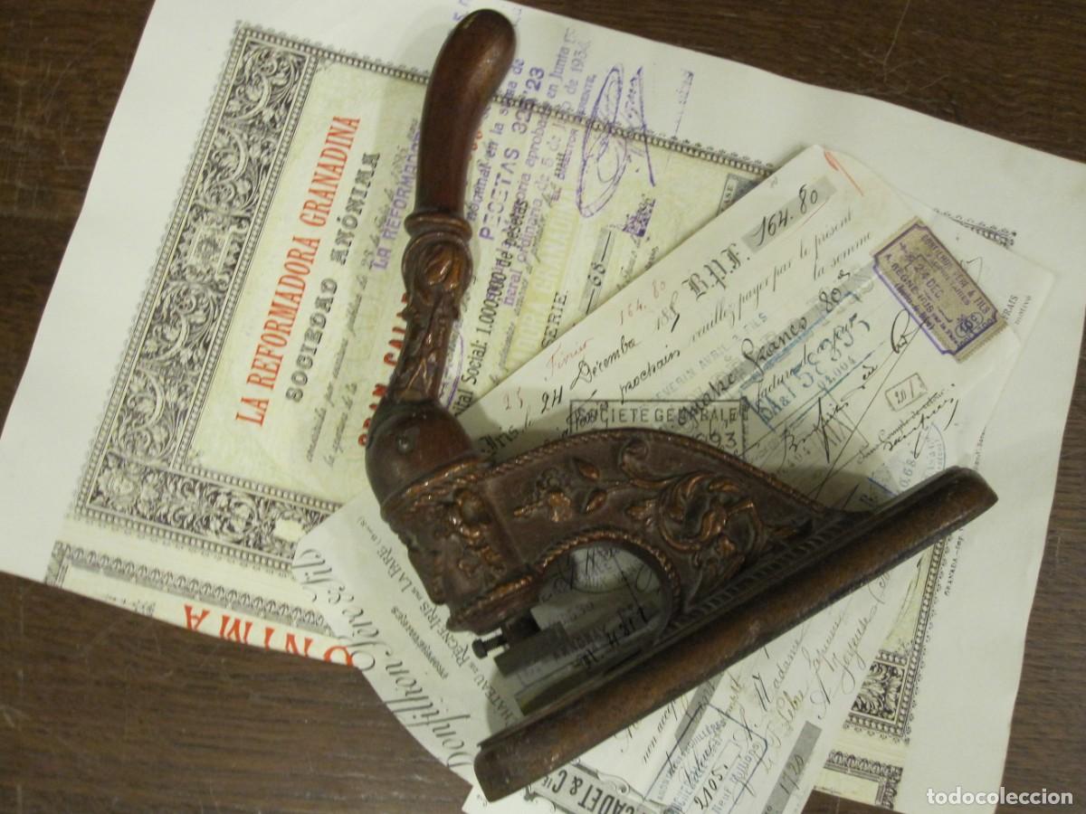 Escriban&iacute;a: APARATO PARA SELLOS EN SECO O SELLADORA DE OFICINA. EN HIERRO COLADO SIGLO XIX 25X18cm