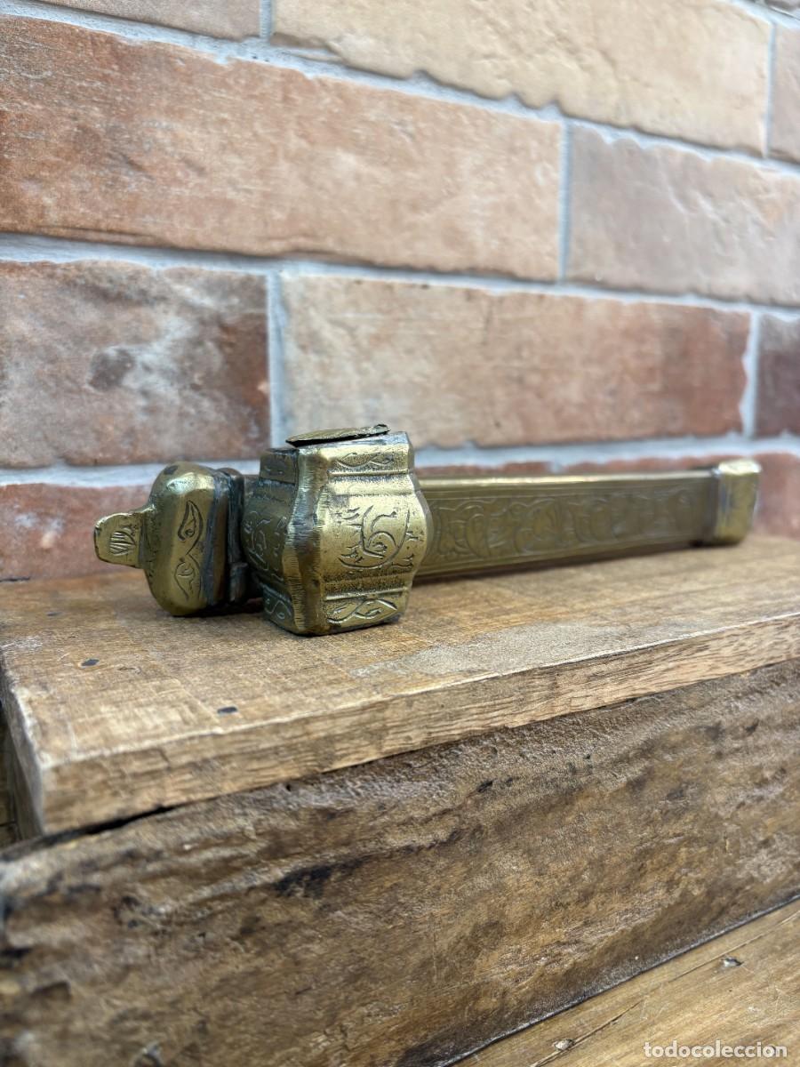 Escriban&iacute;a: Tintero de viaje antiguo con plumero de lat&oacute;n grabado