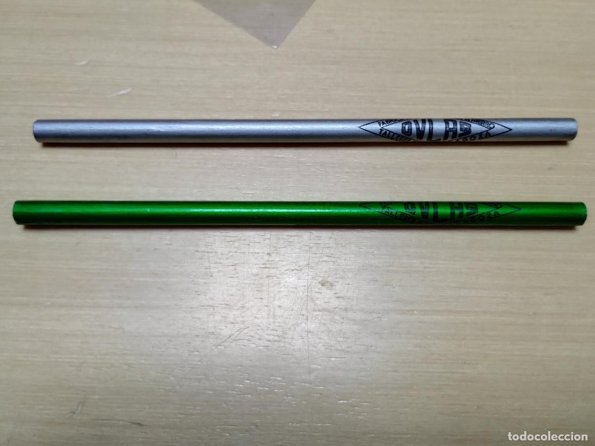 Writing Items: BZB 15 DOS LAPICEROS DE MADERA . COLOR VERDE Y PLATA. PUBLICIDAD. TALLERES OVLAS NIKEL.ZARAGOZA
