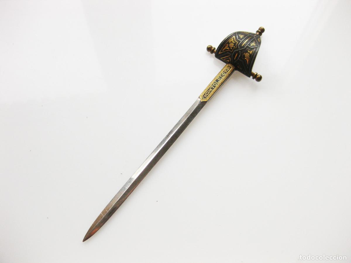 Escriban&iacute;a: ESPADA DAMASQUINADA ABRECARTAS DE RECUERDO DE TOLEDO.