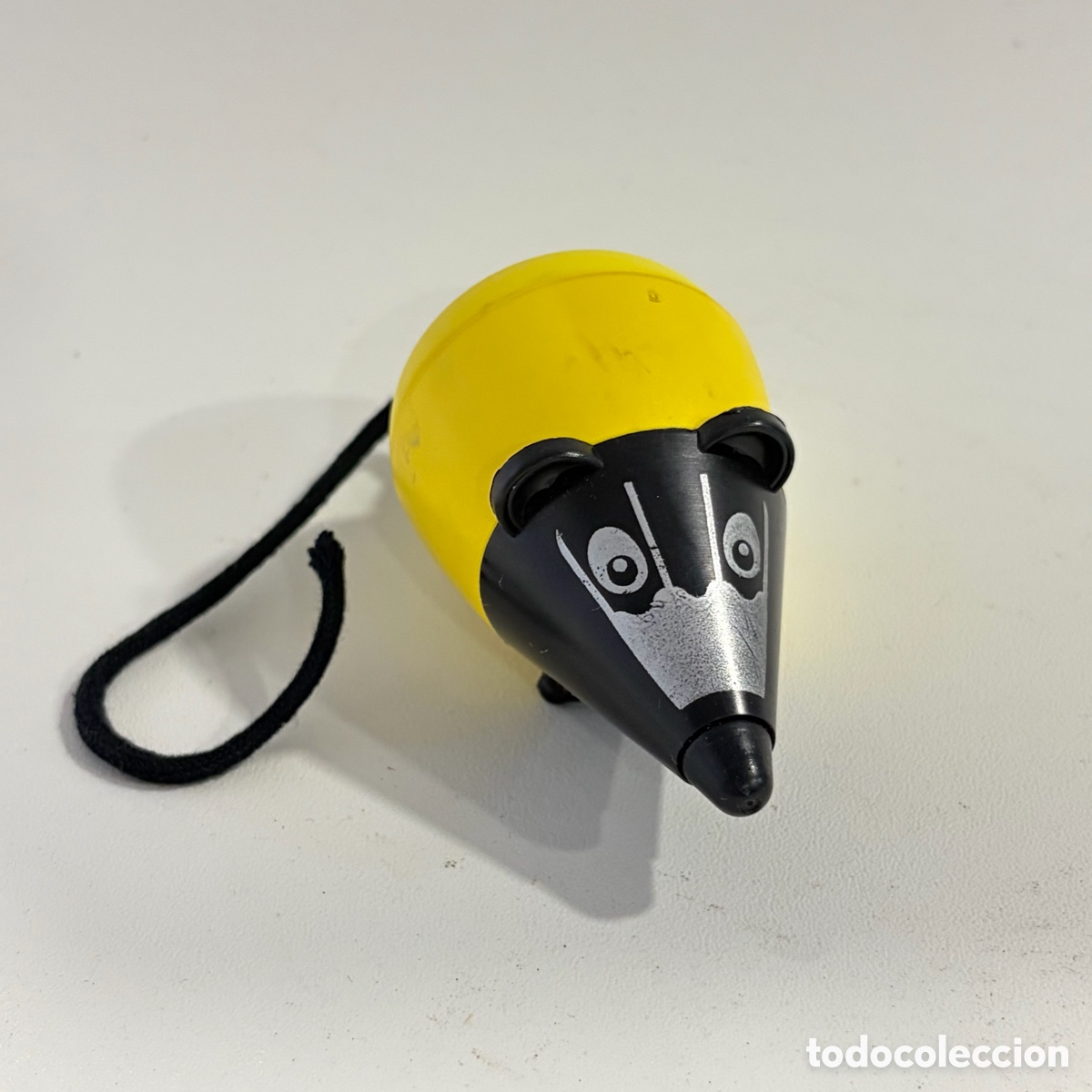 Escriban&iacute;a: sacapuntas Pelikan antiguo con forma de rat&oacute;n amarillo y negro con cord&oacute;n